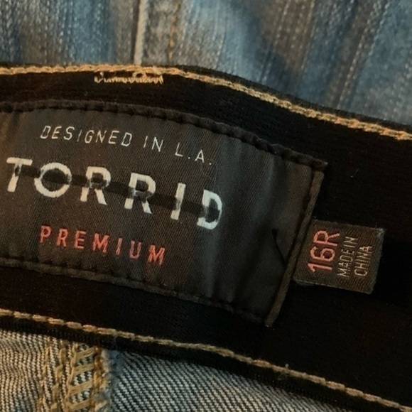 TORRID BOMBSHELL SKINNY PREMIUM STRETCH DARK WASH - Picture 6 of 6